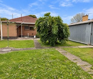 FRESHLY PAINTED SINGLE-LEVEL HOME ON A LARGE BLOCK - Photo 6