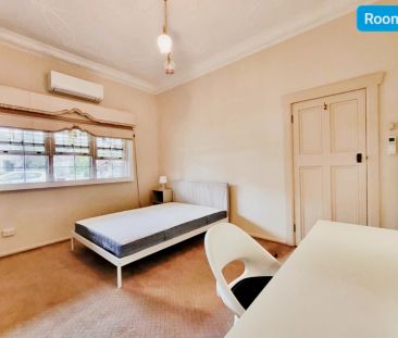 6 bed 2 bath - Photo 3