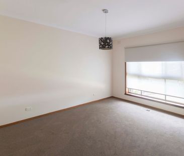 Spacious & Beautifully Refurbished Four-Bedroom Family Home - Photo 1