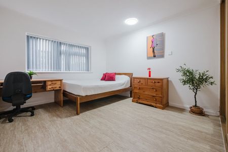 4 Bed Flat, Willow Court, M14 - Photo 3