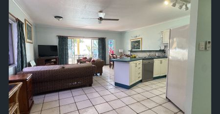 Beachfront Bliss: Furnished 3 Bed, 2 Bath Oasis at South Mission Beach! - Photo 2