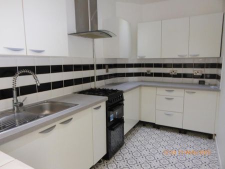 3 bedroom semi-detached house to rent - Photo 2