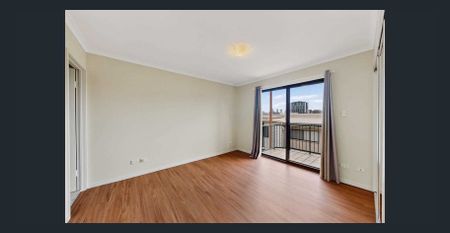 Spacious Living Across Three Levels with Private Courtyard. - Photo 4