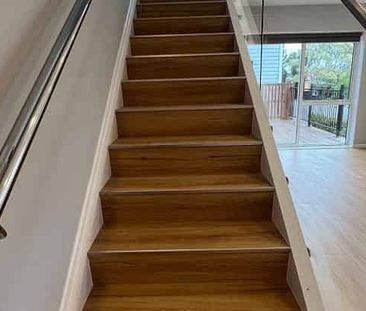 Modern design 4 bedroom house with outdoor decking - Photo 4