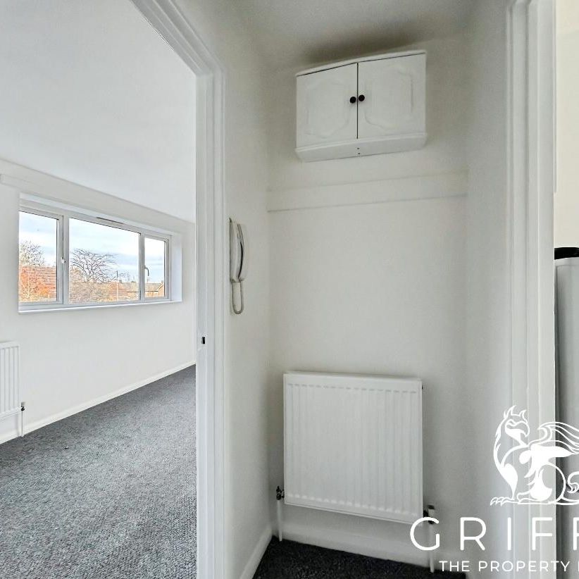 Long Riding, Basildon, SS14 - Photo 1