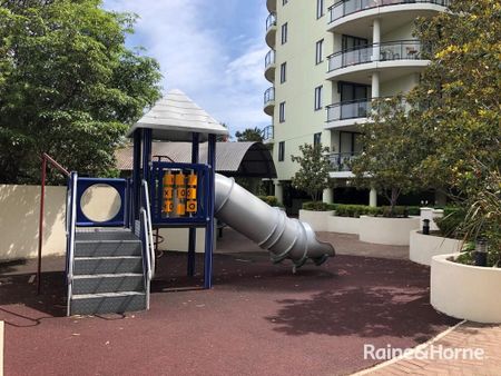 Stylish Three-Bedroom Apartment with Stunning Views - Photo 3