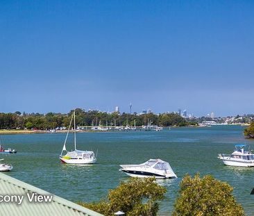 Spectacular Water Views in a Prestigious Location - Photo 3