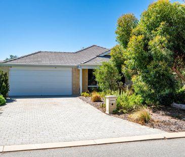 Modern Coastal Home! Spacious & Stylish! 3/4 Bed! - Photo 4