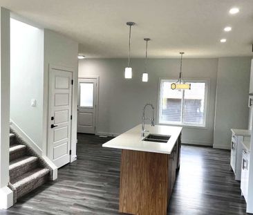 GREAT 3 BED, 2 5 BATH TOWNHOUSE WITH DBL GARAGE IN BEAUMONT - Photo 2