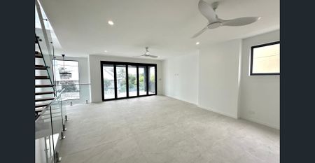 Luxurious Three-Storey Brand-New Villa in Exclusive Budds Beach - Photo 2