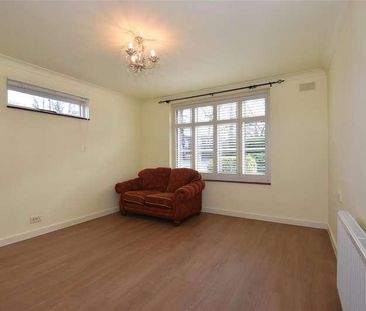 Charlwood Road, Horley, RH6 - Photo 1