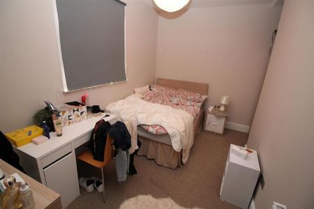 3 bedroom flat to rent - Photo 4