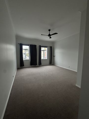 Modern two bedroom located in the heart of town! - Photo 3