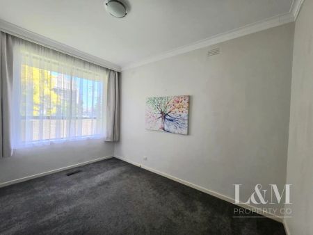 “Stunning 6-Bedroom Family Home for Lease in Coburg!” - Photo 4