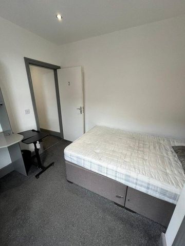 5 bedroom flat to rent - Photo 4
