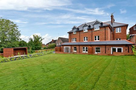 A ground floor two bedroom apartment in a newly converted gated development - Photo 4