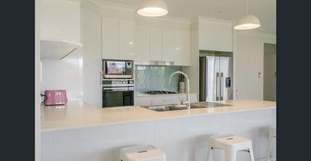 Modern 4-Bedroom Family Haven with Pool in Earlville - Photo 2