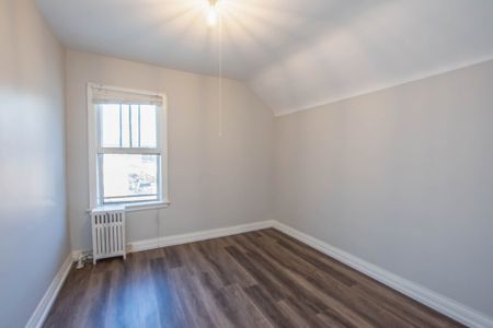 **ALL INCLUSIVE** 1 Bedroom Upper Unit in St. Catharines!! - Photo 4