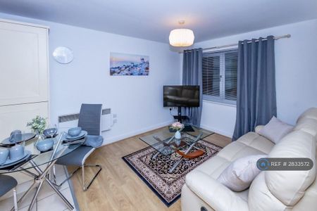2 bedroom flat to rent - Photo 2