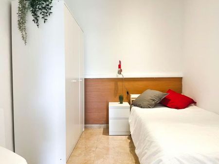 Carrer la Rambla, Barcelona, Catalonia 08002 - Photo 2