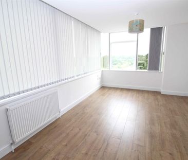 London Road, Lowfield Heath - Photo 2