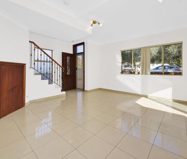 Spacious 2 Bedroom Townhouse $750 per week! - Photo 1