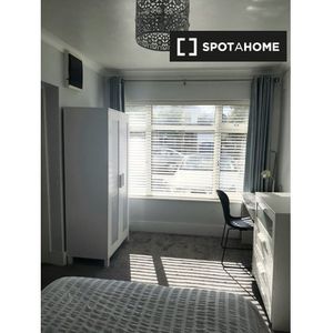 Modern room for rent in 5-bedroom house, Woodstown Village - Photo 2