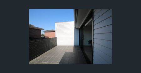 Stylish and Convenient - Photo 5