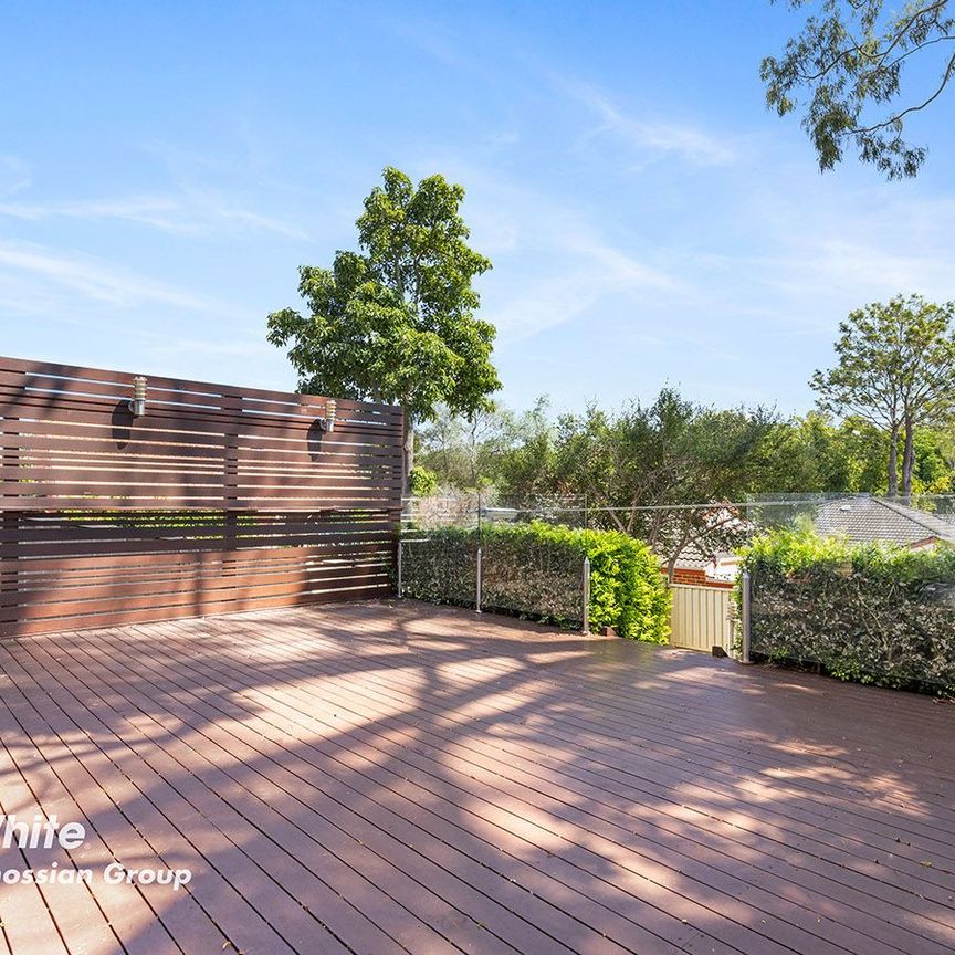Large 4 Bedroom Duplex - Walk To Train Station - Photo 1