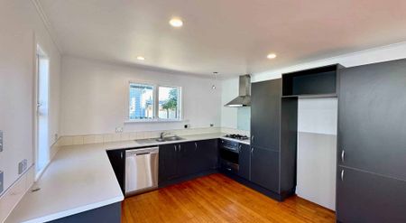 Renovated four bedroom family home in Forrest Hill - Photo 2