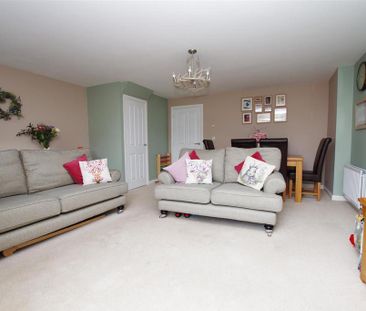 4 bedroom semi-detached house to rent - Photo 1