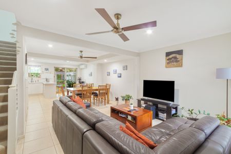 TOWNHOUSE LOCATED IN THE POPULAR "KIRRA SHORES" - Photo 4