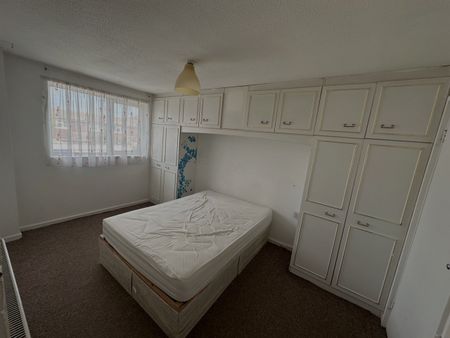 3 Bed Semi-Detached House, Medway Close, CR0 - Photo 3