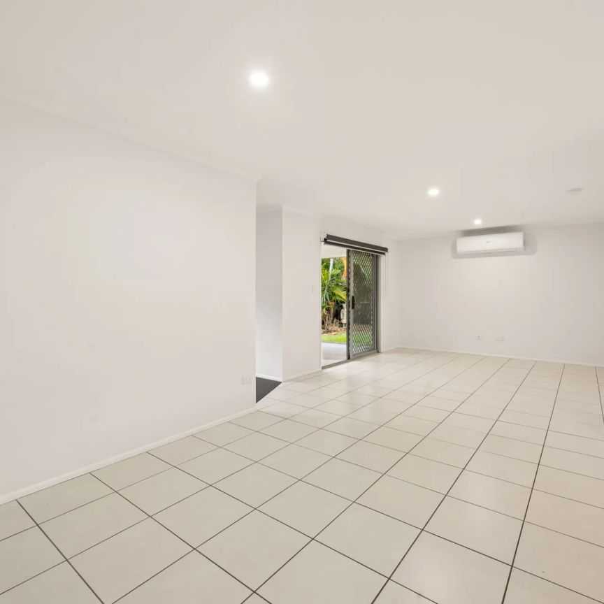 Spacious Family Home in Prime Location - walk to school and shops! - Photo 1