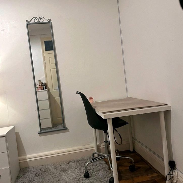 Room in a Shared Flat, Roman Road, E2 - Photo 1