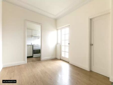 MGM MARTIN – FRESHLY PAINTED THREE BEDROOM APARTMENT - Photo 2