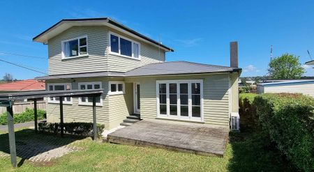 Large 5 bed, 2 lounge home, pets ok, fully fenced - Photo 4