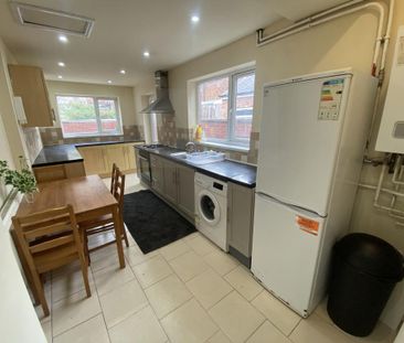 4 bedroom terraced house to rent - Photo 5