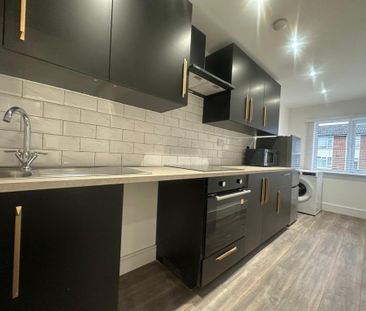 1 bedroom in a flat share to rent - Photo 1