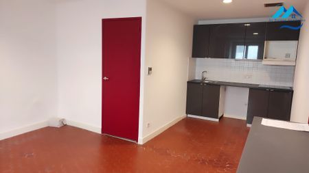 Location Appartement 3 pièces 52m² MARSEILLE 1er - Photo 3