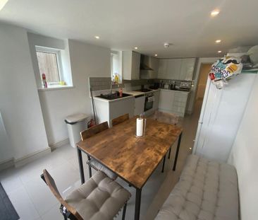 1 bedroom in a house share to rent - Photo 2
