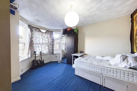 4 bedroom House To Let - Photo 5