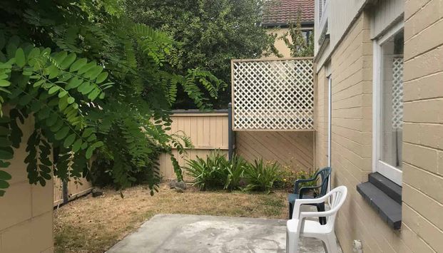 Riccarton Short term Furnished Bedsit Available - Photo 1