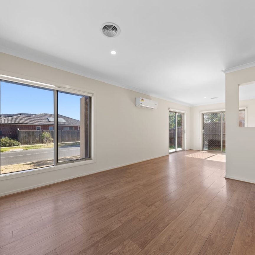 Spacious Family Home in Alamanda School Zone – Life Estate, Point Cook - Photo 1