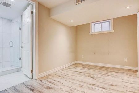 For Lease - 21 Alice Crescent, Toronto, Ontario - Photo 2