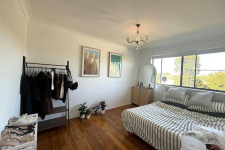 SPACIOUS FOUR BEDROOM TOWNHOUSE - Photo 4