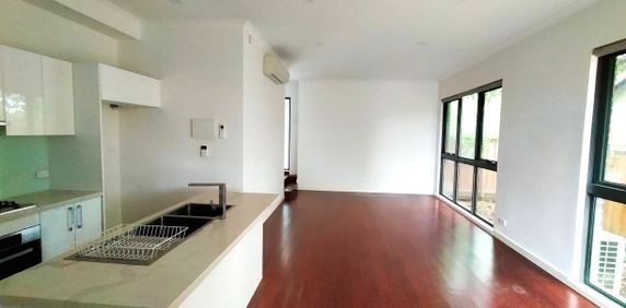 A perfect family home offering convenience and contemporary flare! - Photo 2