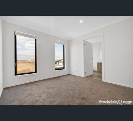 102 Farm Crescent, Donnybrook, Vic 3064 - Photo 5