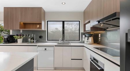 Superb Living - Unbeatable Location - Photo 2