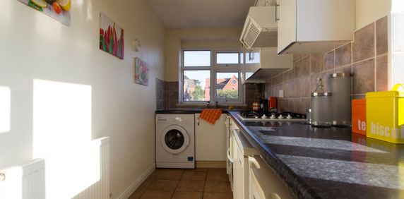 258a TINSHILL ROAD Leeds - LS16 7BT - Photo 2